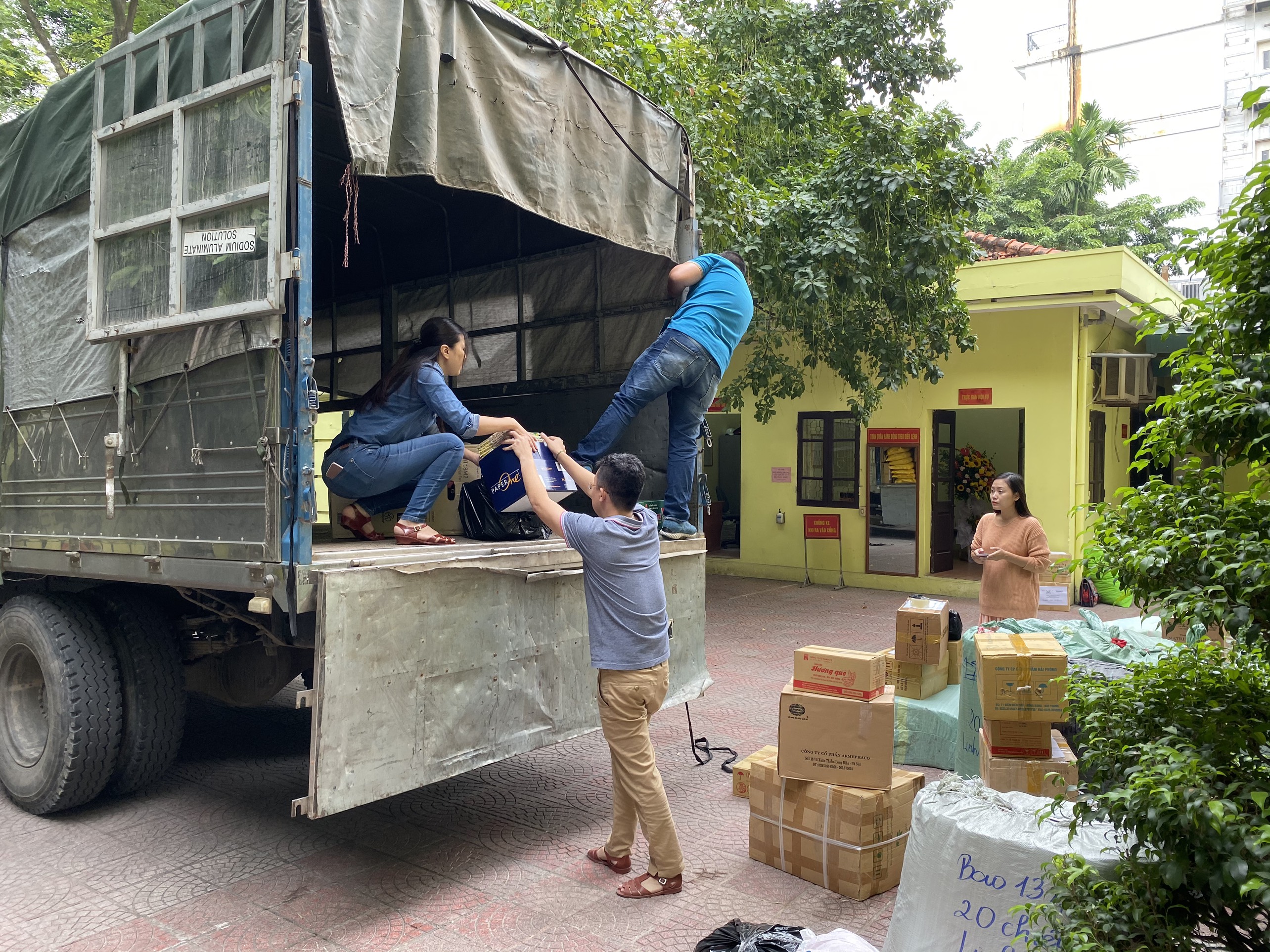 Báo Quân đội nhân dân chuyển hàng hóa cứu trợ tới đồng bào vùng lũ